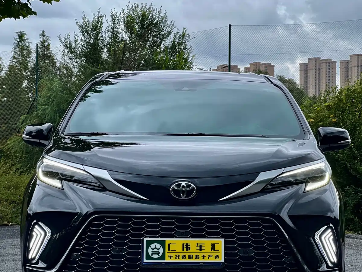 Toyota Granvia 2024 2.5L Hybrid Premium PLUS 4WD Edition фото 2