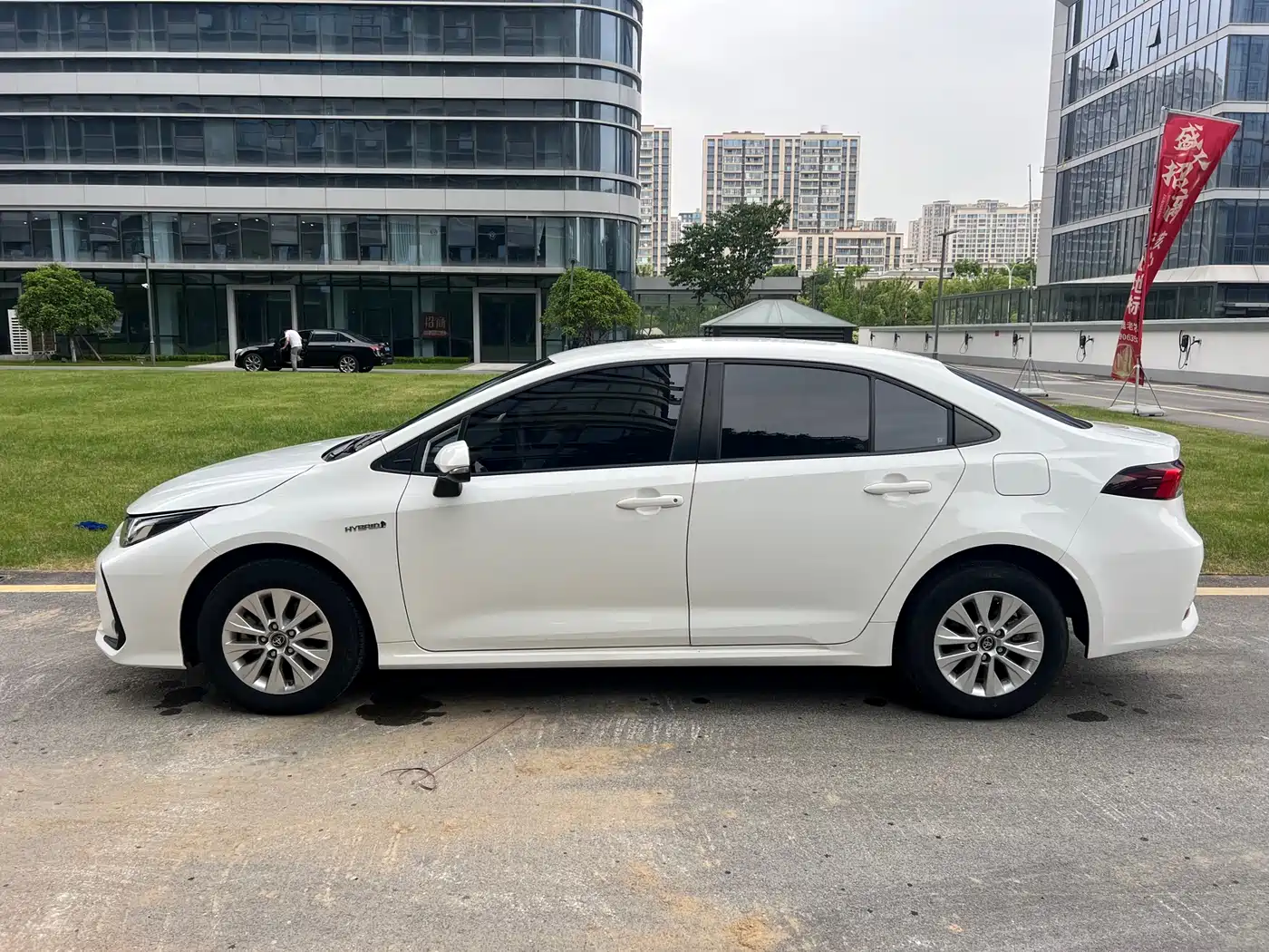 Toyota Corolla 2021 Hybrid 1.8L E-CVT Pioneer Edition фото 3