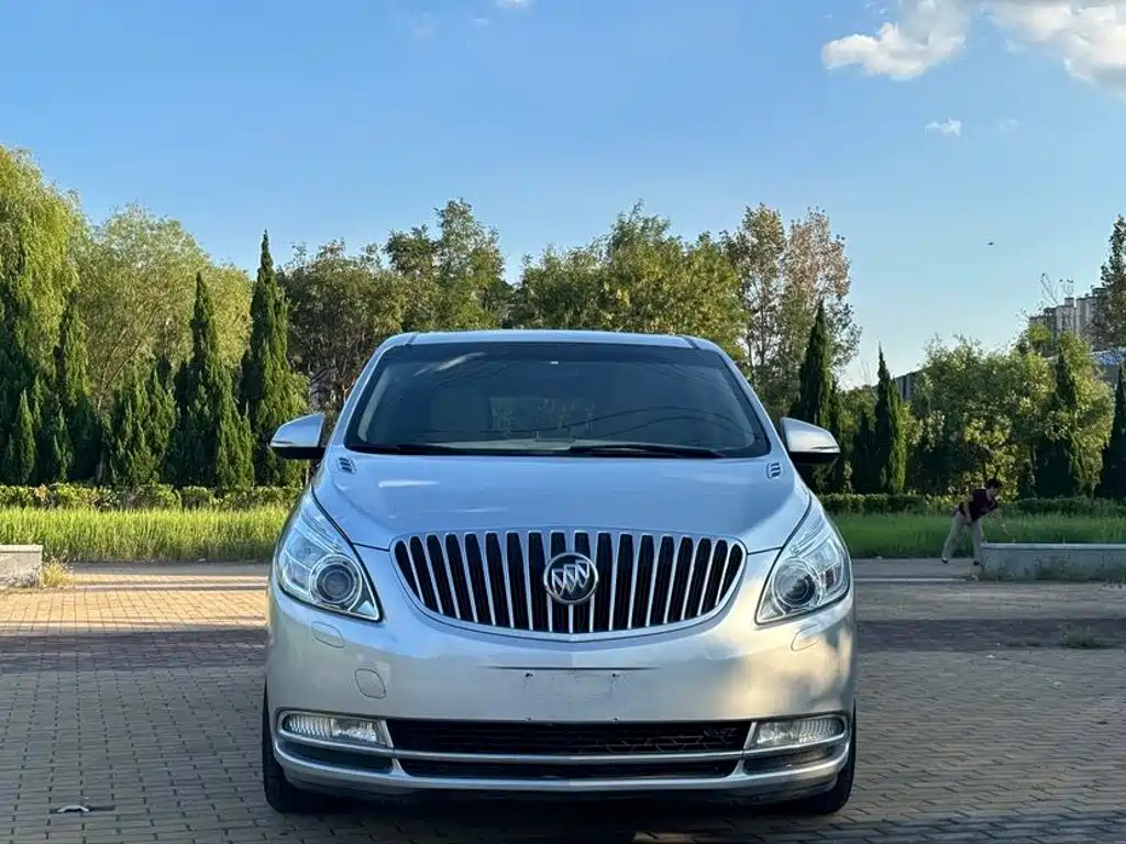 Photo 2 - Buick GL8