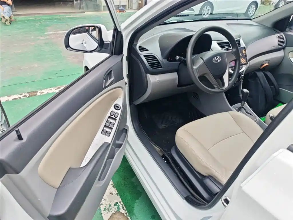 Hyundai Verna 2016 1.4L Automatic Smart GLS фото 16