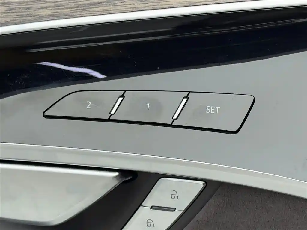 Photo 18 - Audi A8