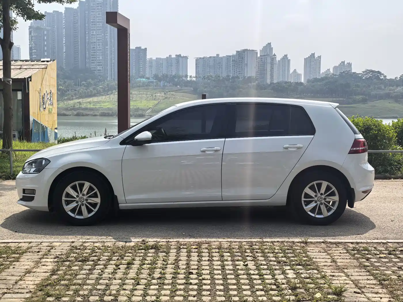 Photo 4 - Volkswagen Golf