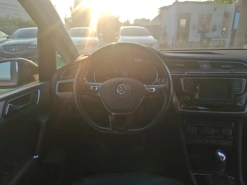 صورة 6 - Volkswagen Touran