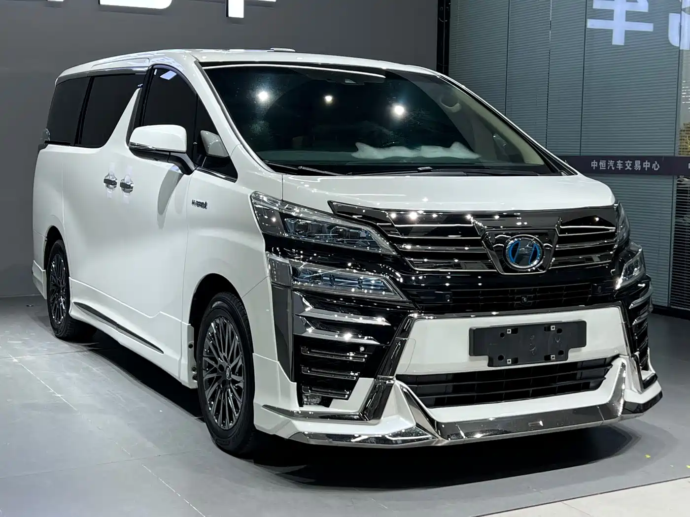 Toyota Vellfire 2020 Twin Engine 2.5L HV Premium Edition фото 3