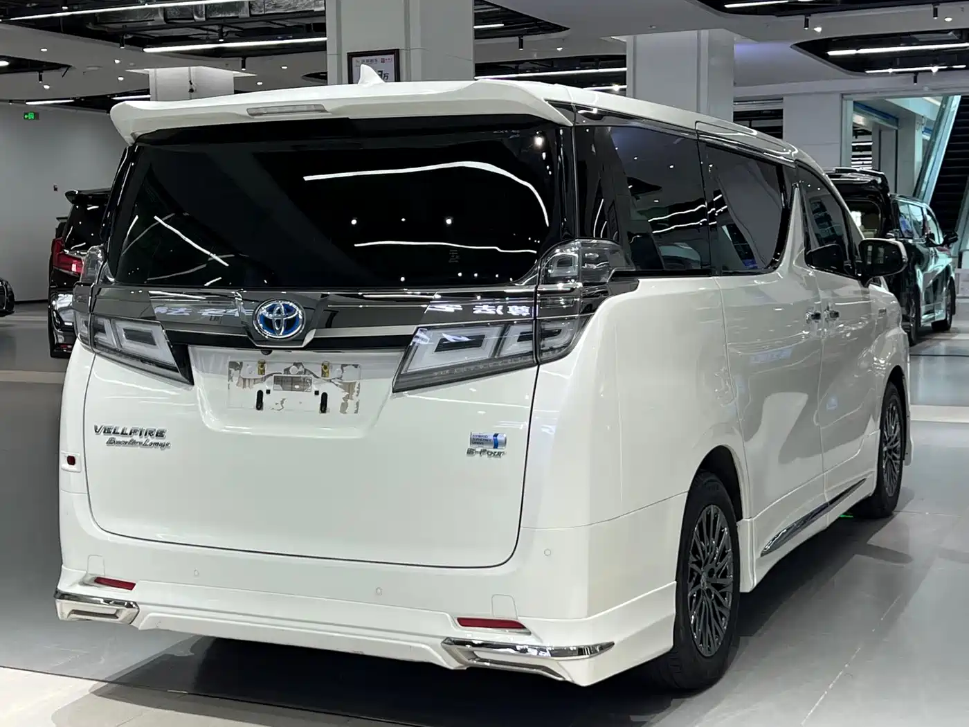 Toyota Vellfire 2020 Twin Engine 2.5L HV Premium Edition фото 6