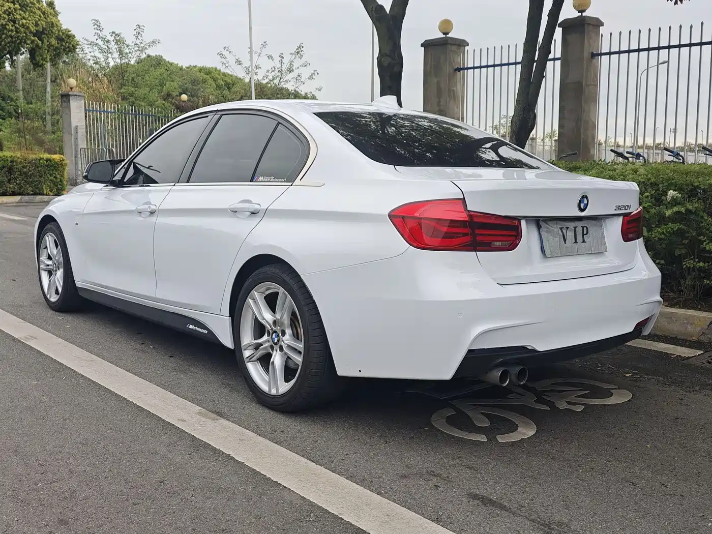 BMW 3 Series 2017 320i M Sport фото 14