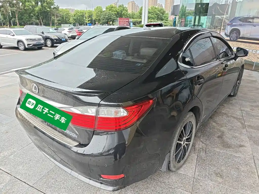 Фото 7 - Lexus ES
