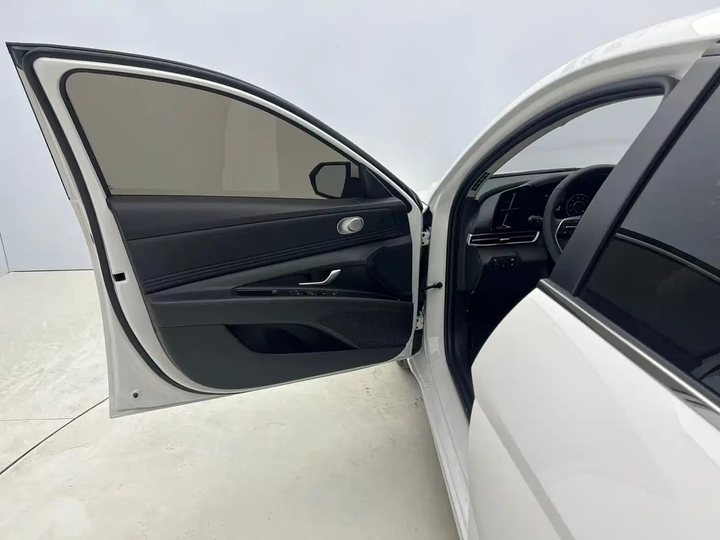 Hyundai Elantra 2022 1.5L CVT LUX Premium Edition фото 9