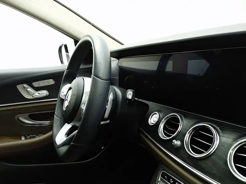 Фото 22 - Mercedes-Benz E-Class
