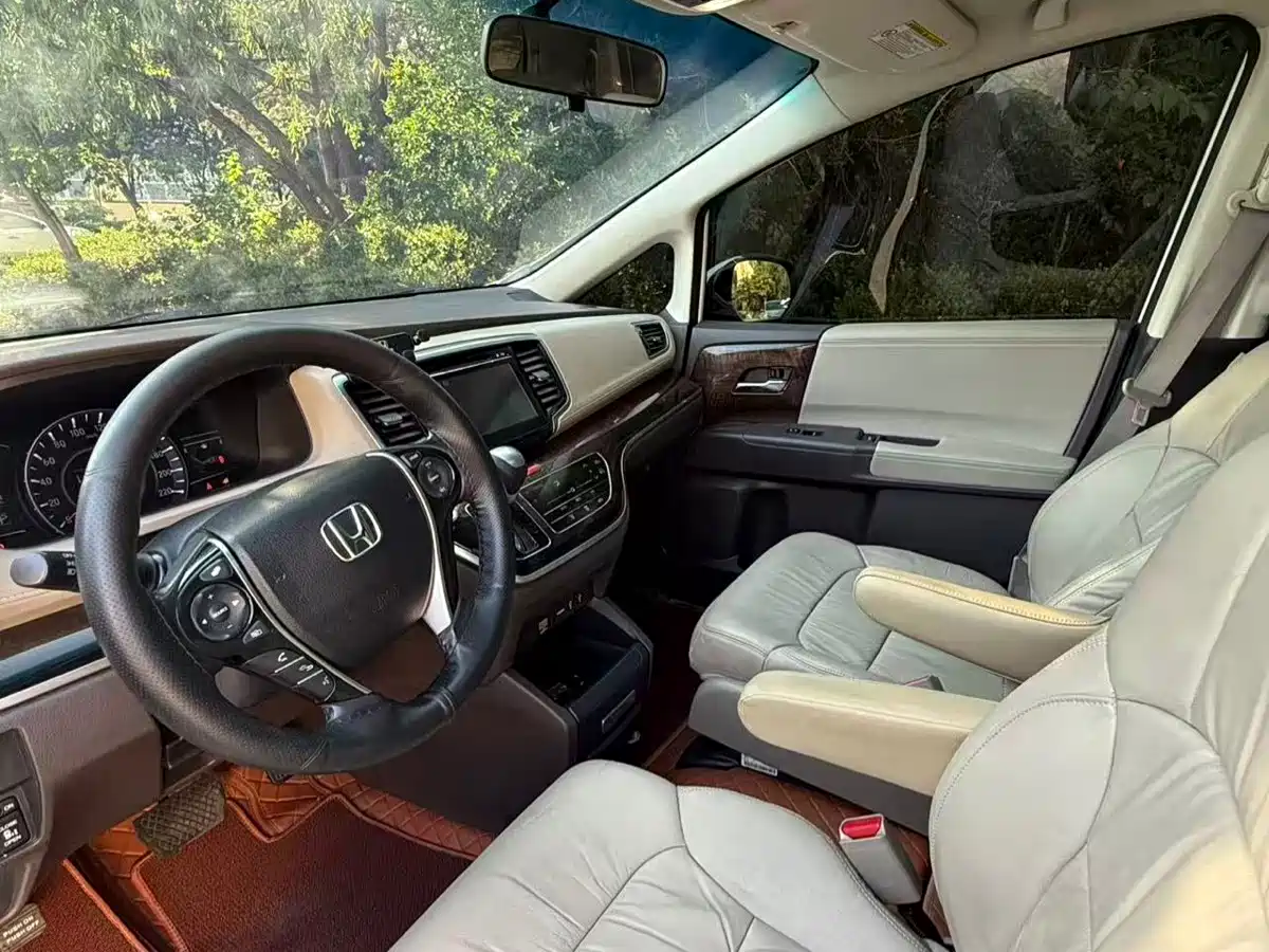 Photo 5 - Honda Odyssey