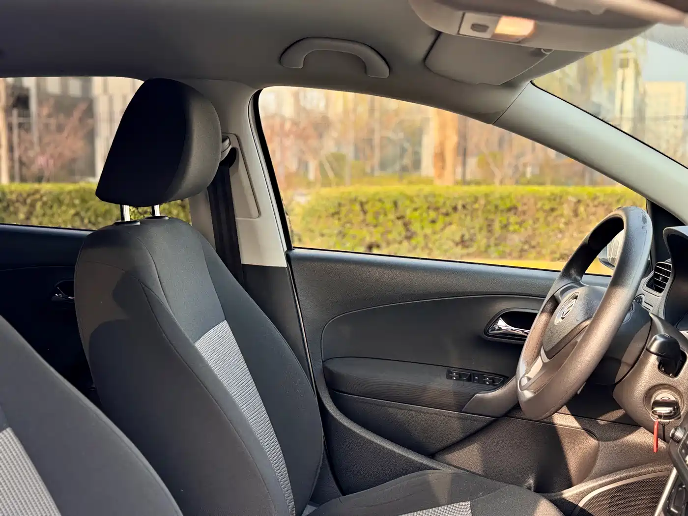 Volkswagen Polo 2014 1.4L Manual Trend Edition фото 17