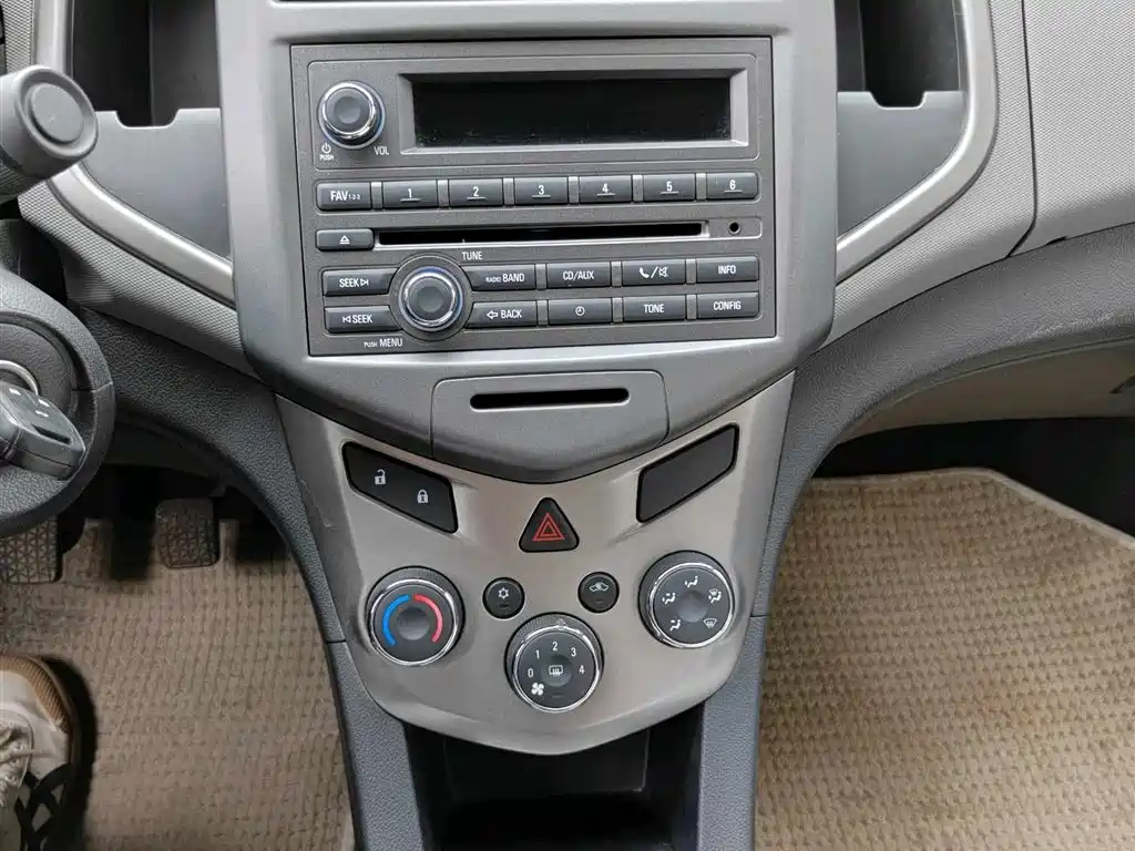 Chevrolet Aveo 2011 Sedan 1.4L MT SL фото 5