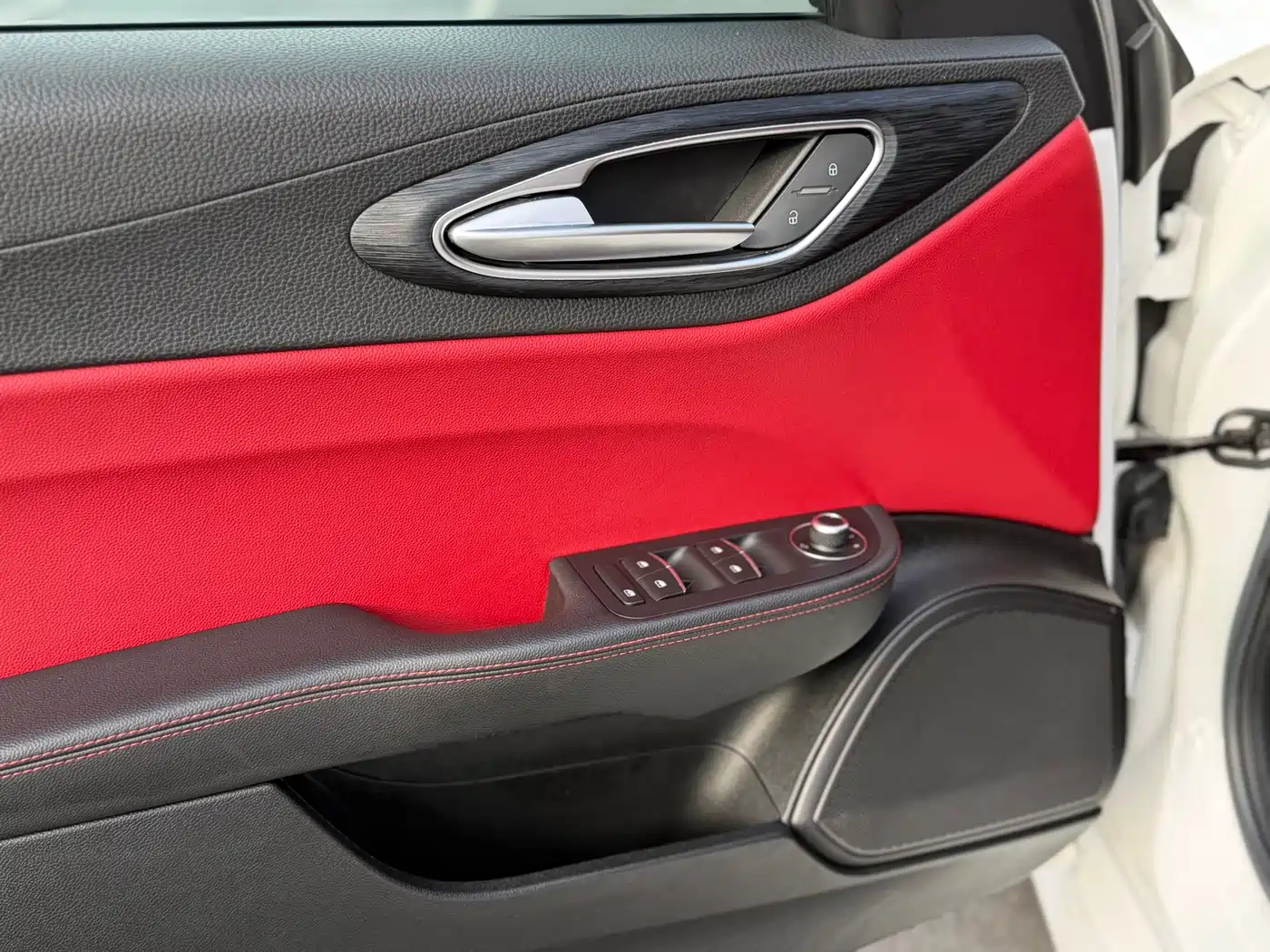 Alfa Romeo Giulia 2019 2.0T 280HP Black Package Limited Edition фото 10