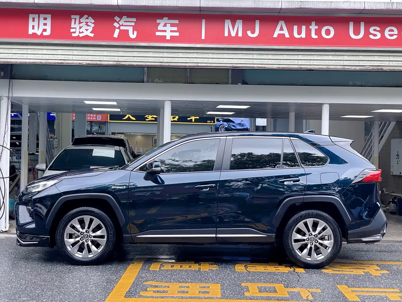 Toyota Wildlander 2020 Dual Engine 2.5L E-CVT FWD Luxury фото 3