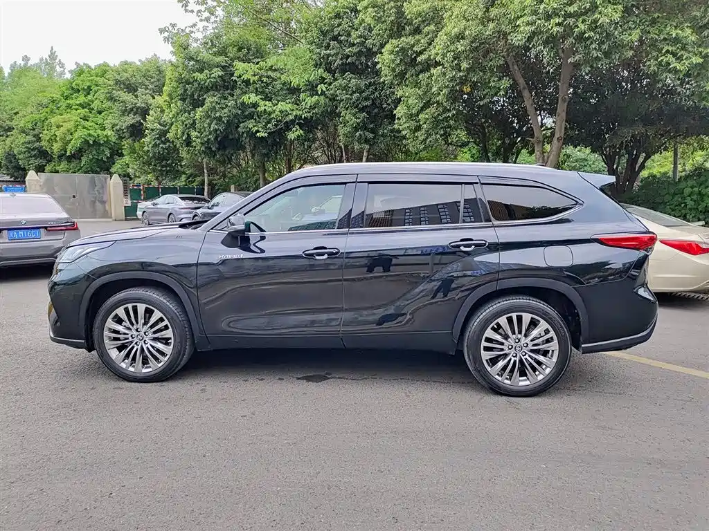 Toyota Highlander 2022 Model Dual Engine 2.5L 4WD Premium Edition 7-Seater фото 3