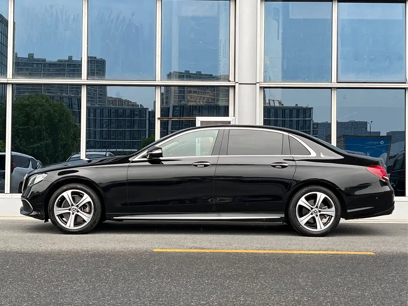 Mercedes-Benz E-Class 2020 Model E 260 L Sport фото 3