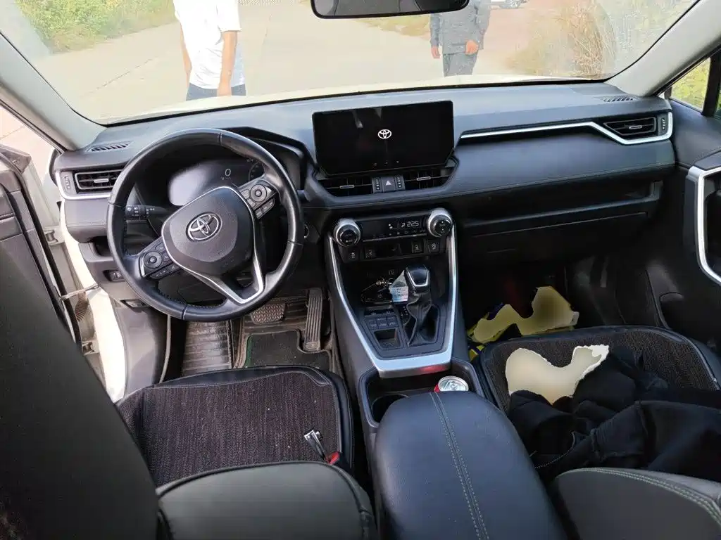 Photo 5 - Toyota RAV4
