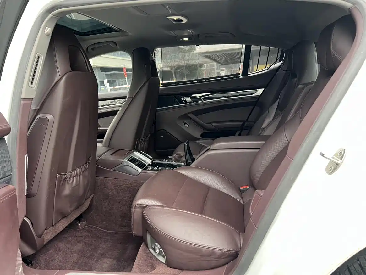 صورة 12 - Porsche Panamera