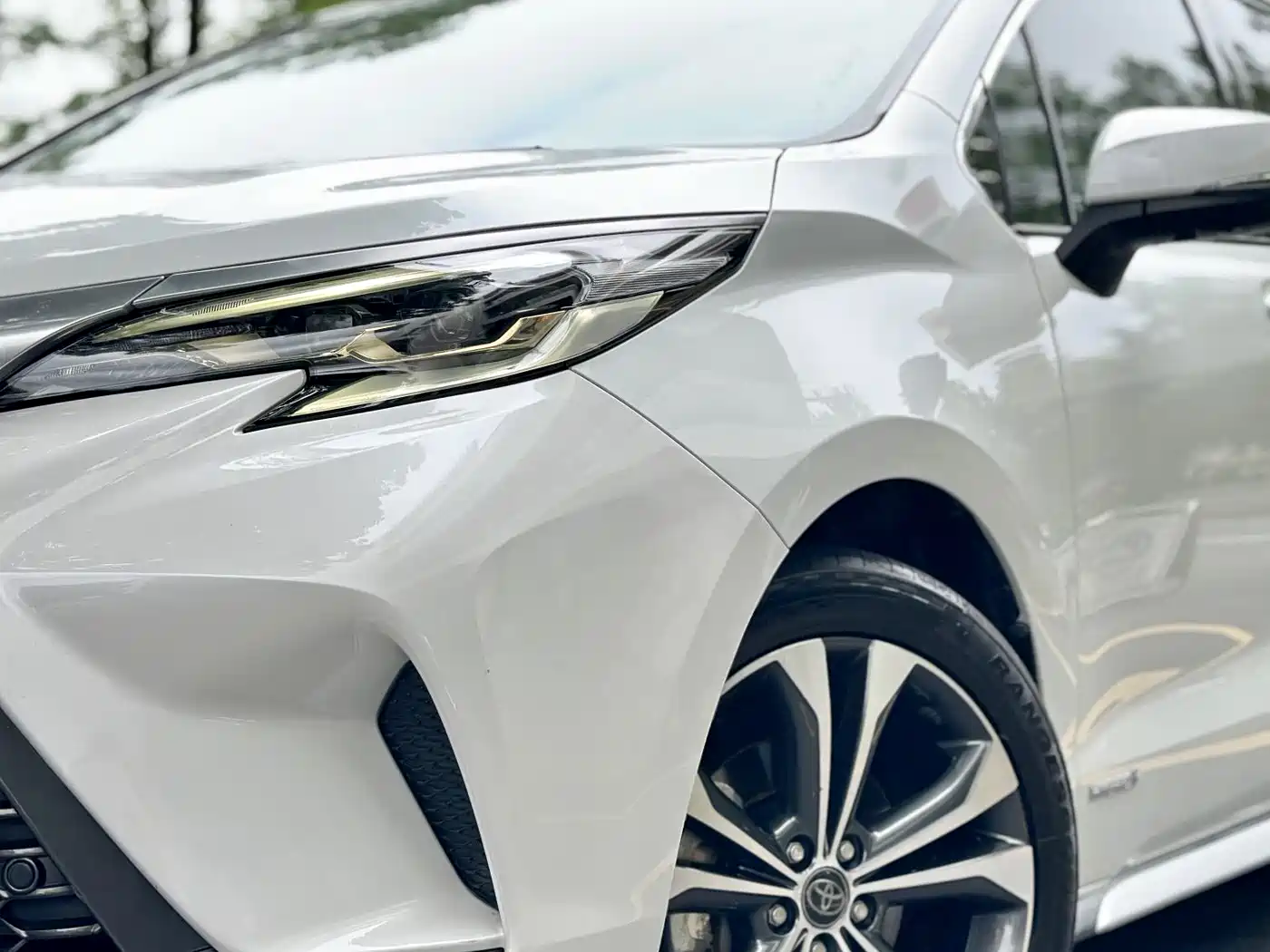 Toyota Granvia 2023 2.5L Hybrid Flagship VIP Edition фото 2