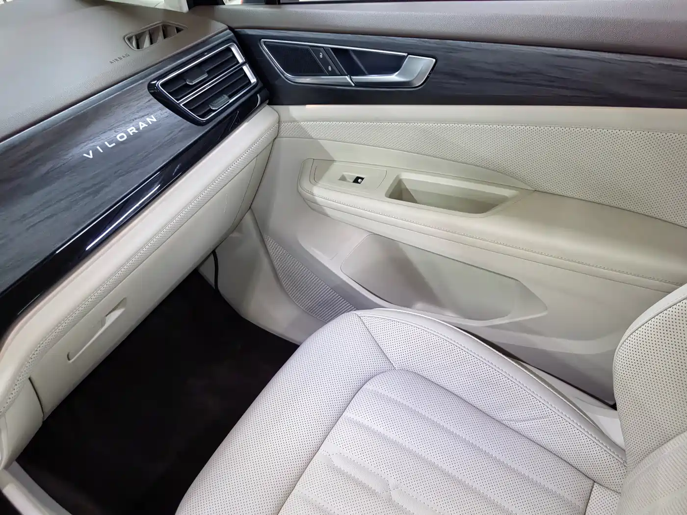 Volkswagen Viloran 2022 380TSI Premium Edition фото 22