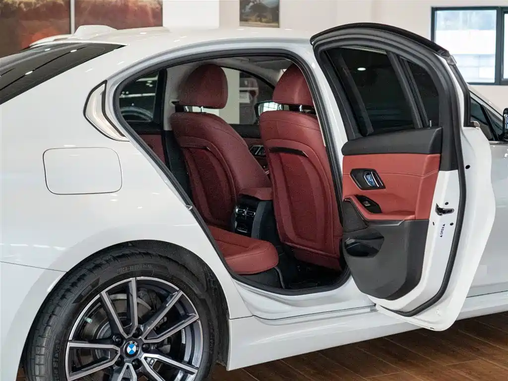 BMW 3 Series 2025 325i M Sport Package фото 16