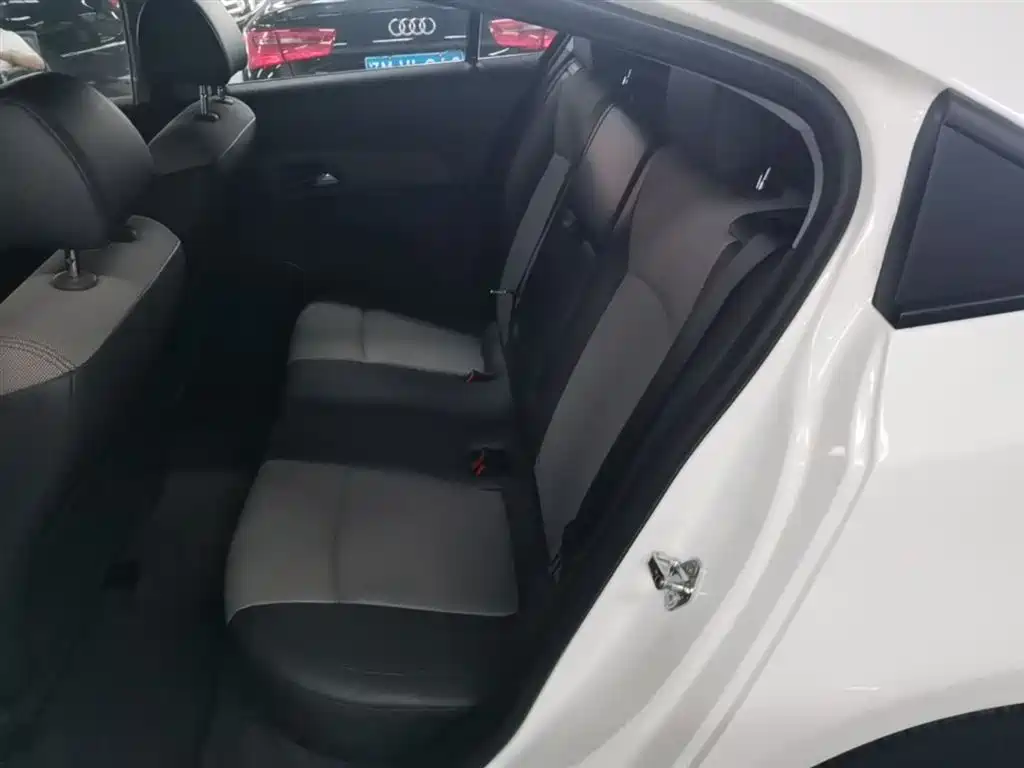 Chevrolet Cruze 2014 1.6L SL Million Commemorative Edition MT фото 17