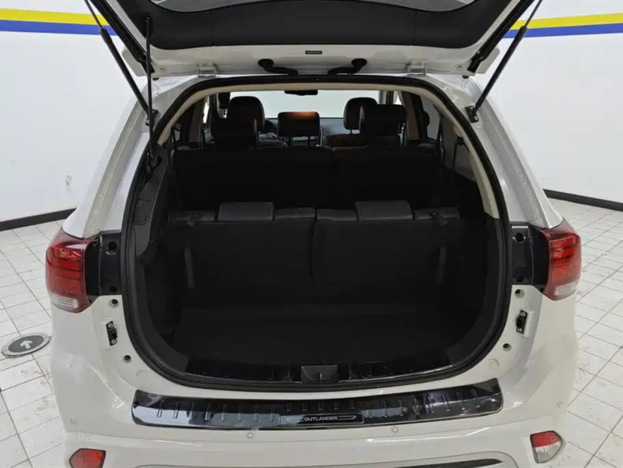 Mitsubishi Outlander 2021 2.4L 4WD Deluxe Edition 7-Seater фото 4
