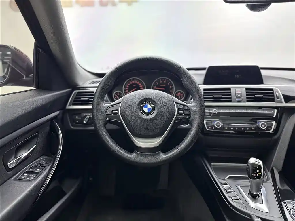 BMW 3 Series GT 2019 320i Fashion Model фото 9