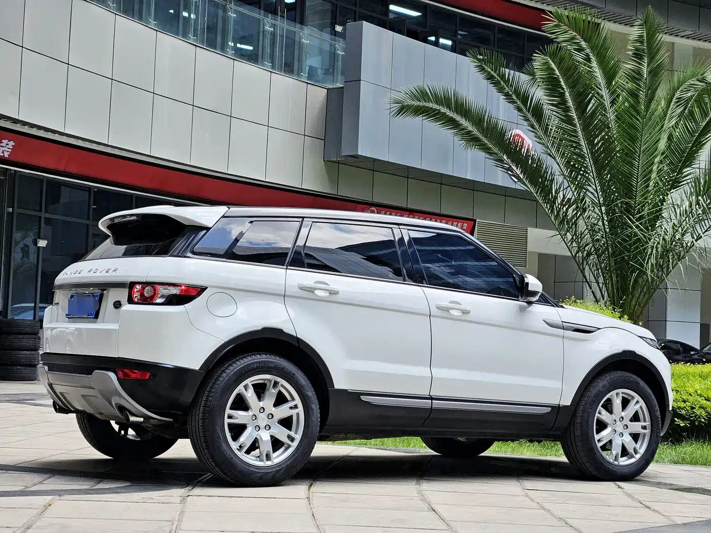 Land Rover Range Rover Evoque (Import) 2014 2.0T 5-door Brilliance Sport фото 4