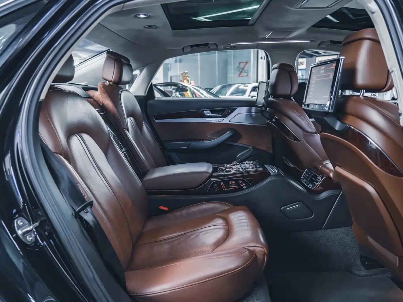 Audi A8 2011 A8L W12 6.3 FSI quattro фото 10