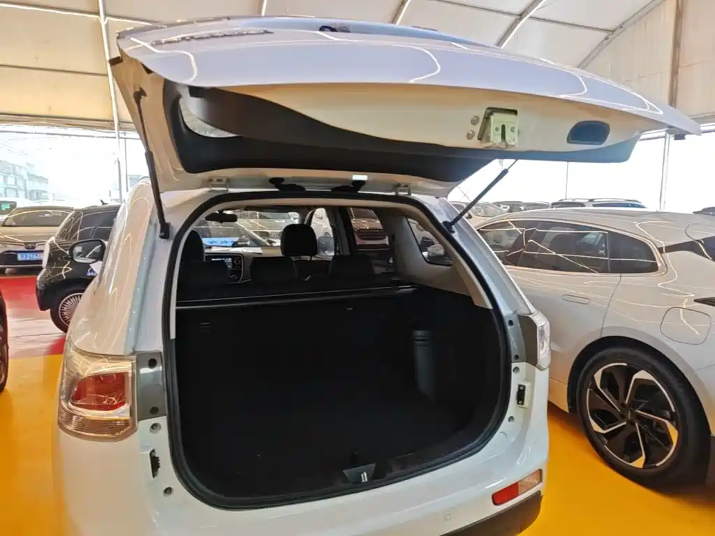 Mitsubishi Outlander (Import) 2014 2013 2.4L 4WD Luxury Navigation 5-seater