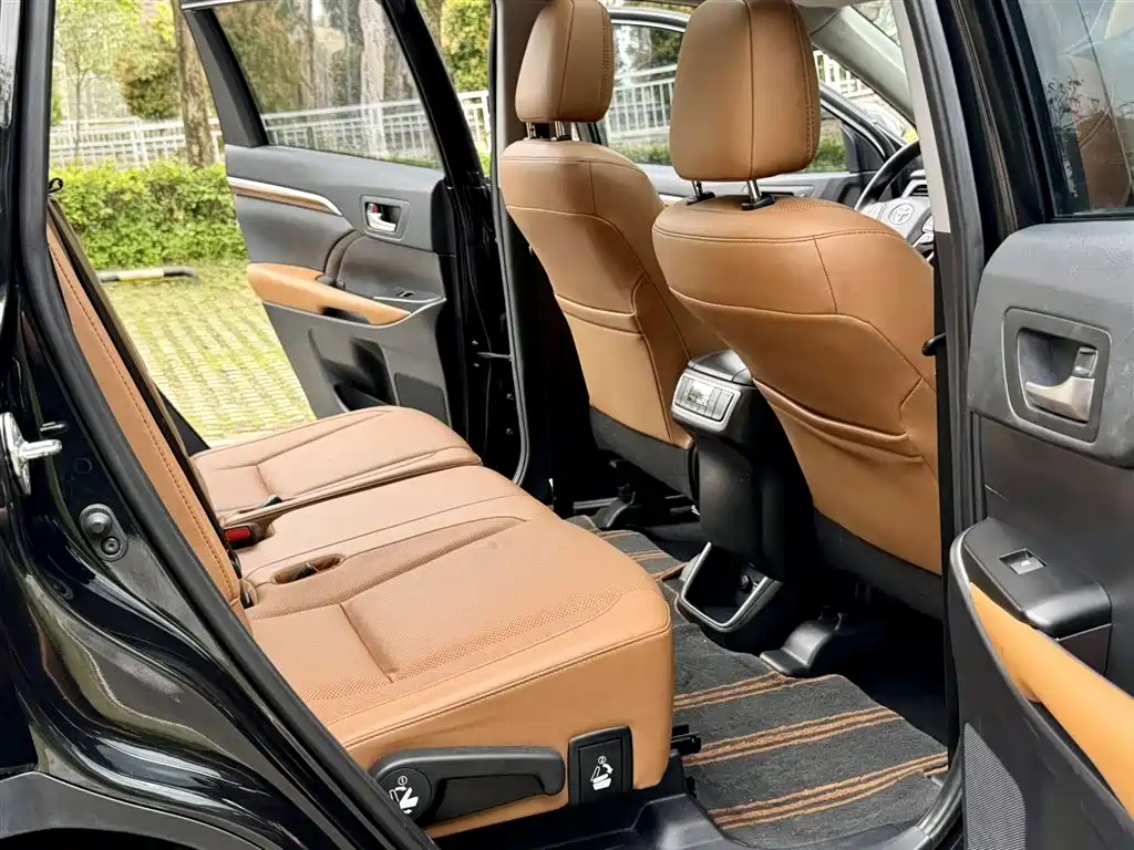 TOYOTA HIGHLANDER