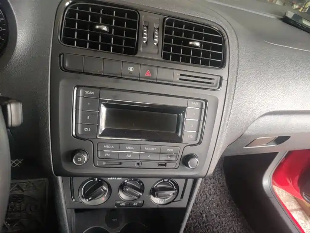Volkswagen Polo 2016 1.4L Automatic Trend фото 13