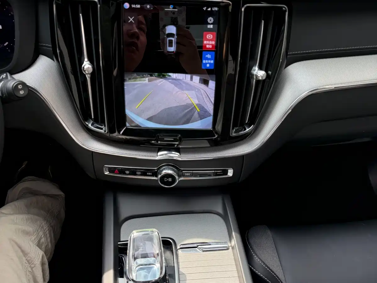 Photo 15 - Volvo XC60