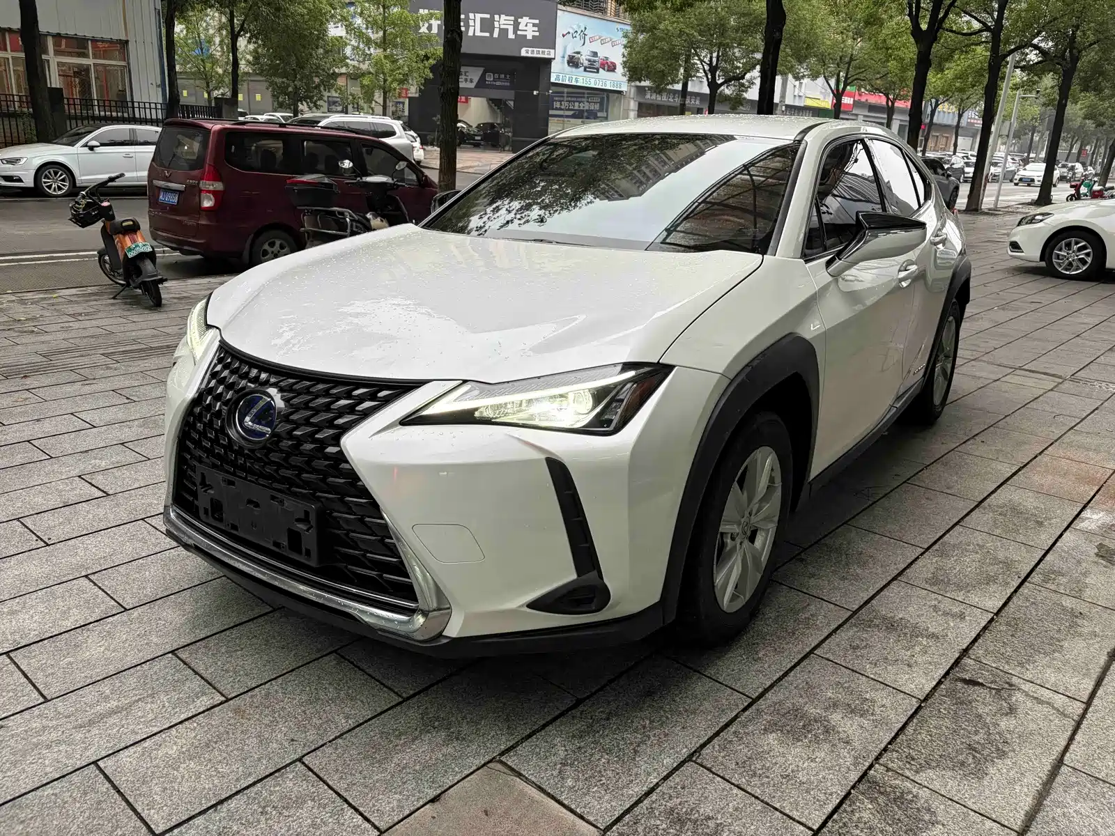 Фото 2 - Lexus UX