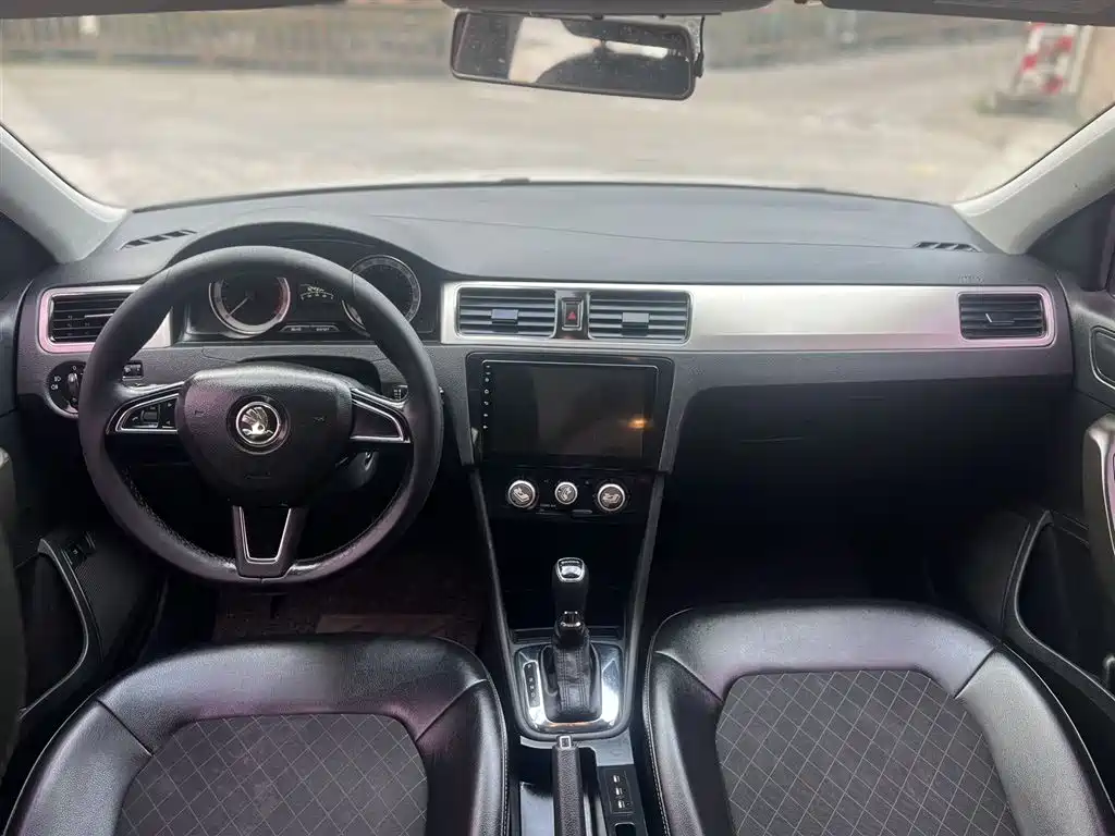 Škoda Rapid 2018 1.6L Automatic Comfort Edition фото 7