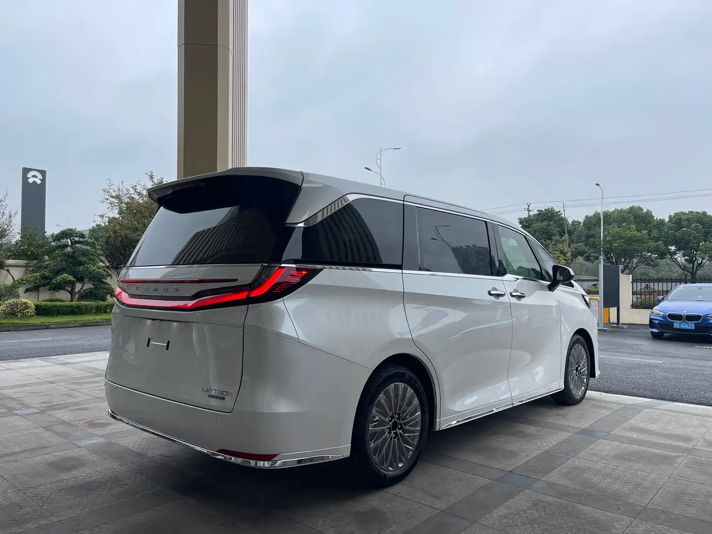 Lexus LM 2025 Model 500h Six-Seater Prestige Edition фото 15
