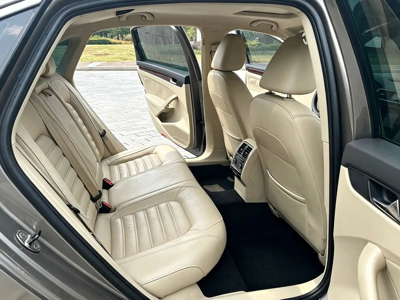 Photo 11 - Volkswagen Passat