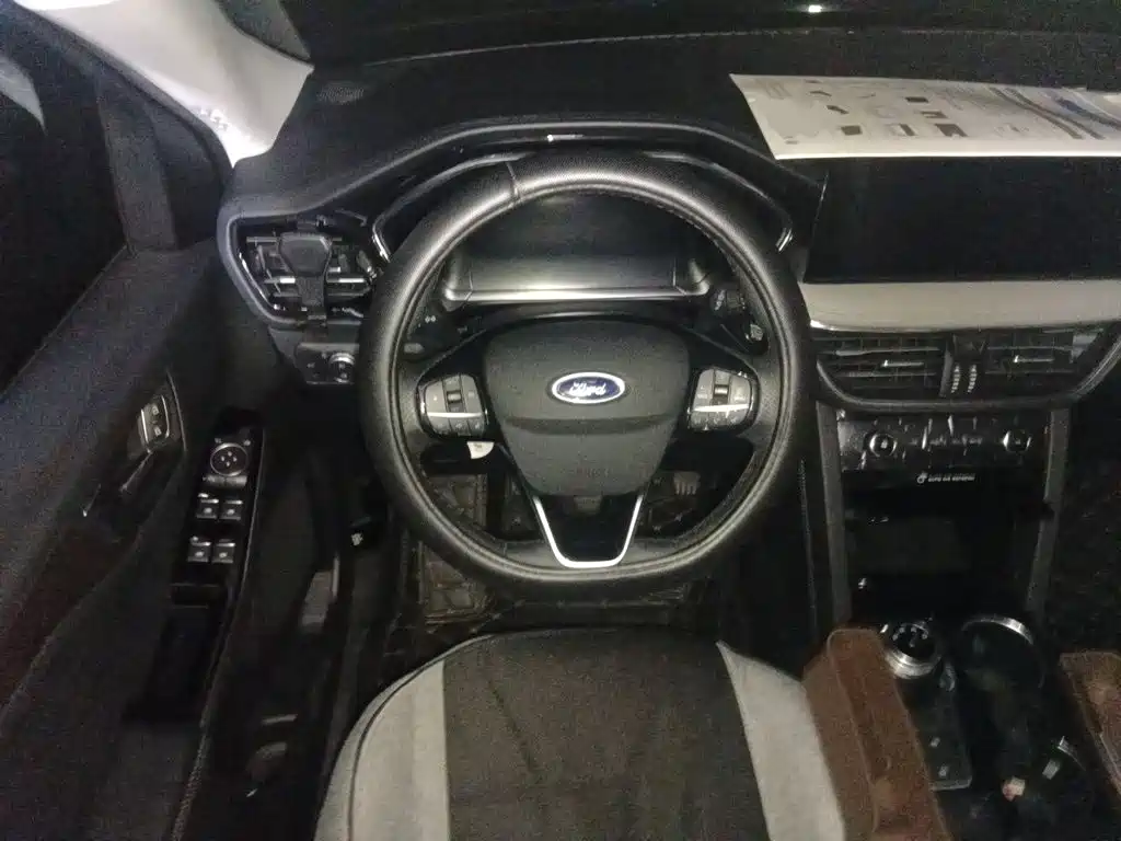 Photo 11 - Ford Escape