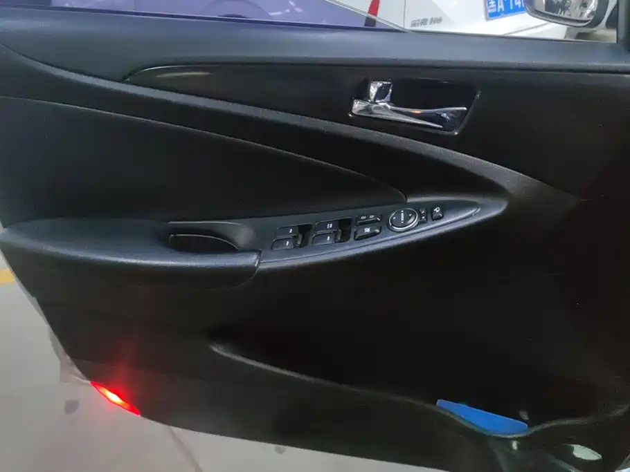Photo 7 - Hyundai Sonata