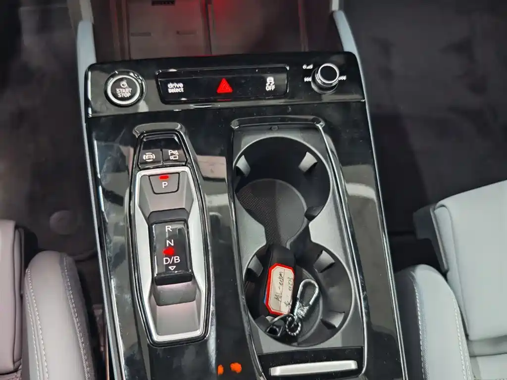 Фото 10 - Audi A6L e-tron