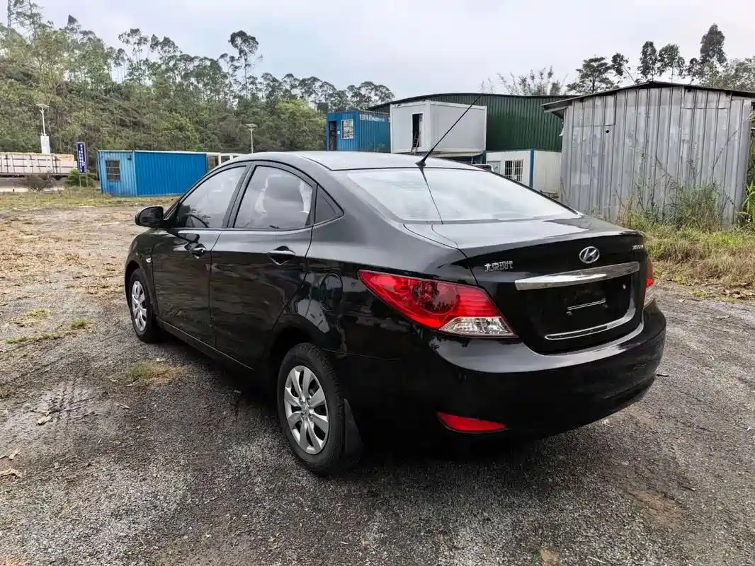Hyundai Verna 2010 Sedan 1.4L Manual Comfort GS фото 6