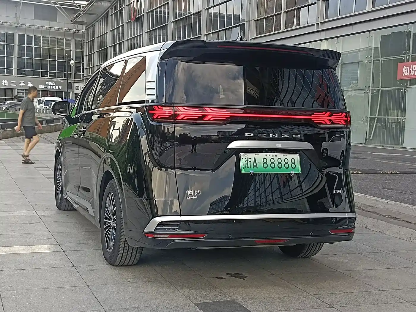 Фото 6 - Denza D9