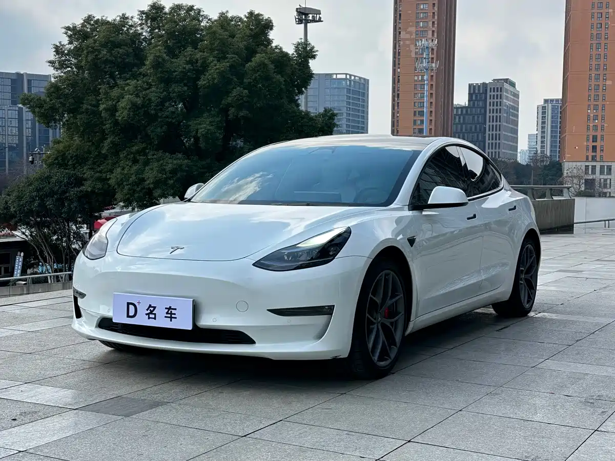 TESLA MODEL 3
