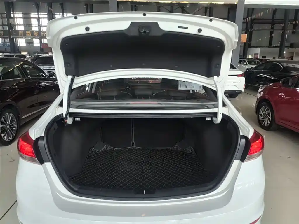 Hyundai Elantra 2019 1.5L CVT Smart Elite фото 19