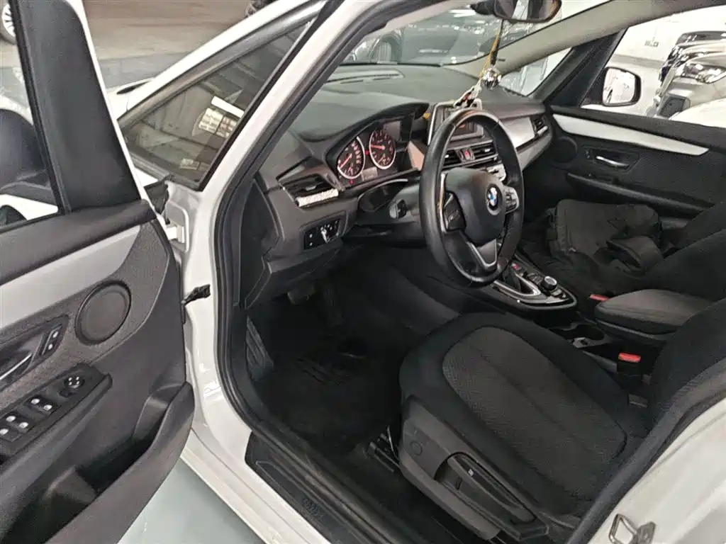 BMW 2 Series Touring 2016 218i Leading фото 16