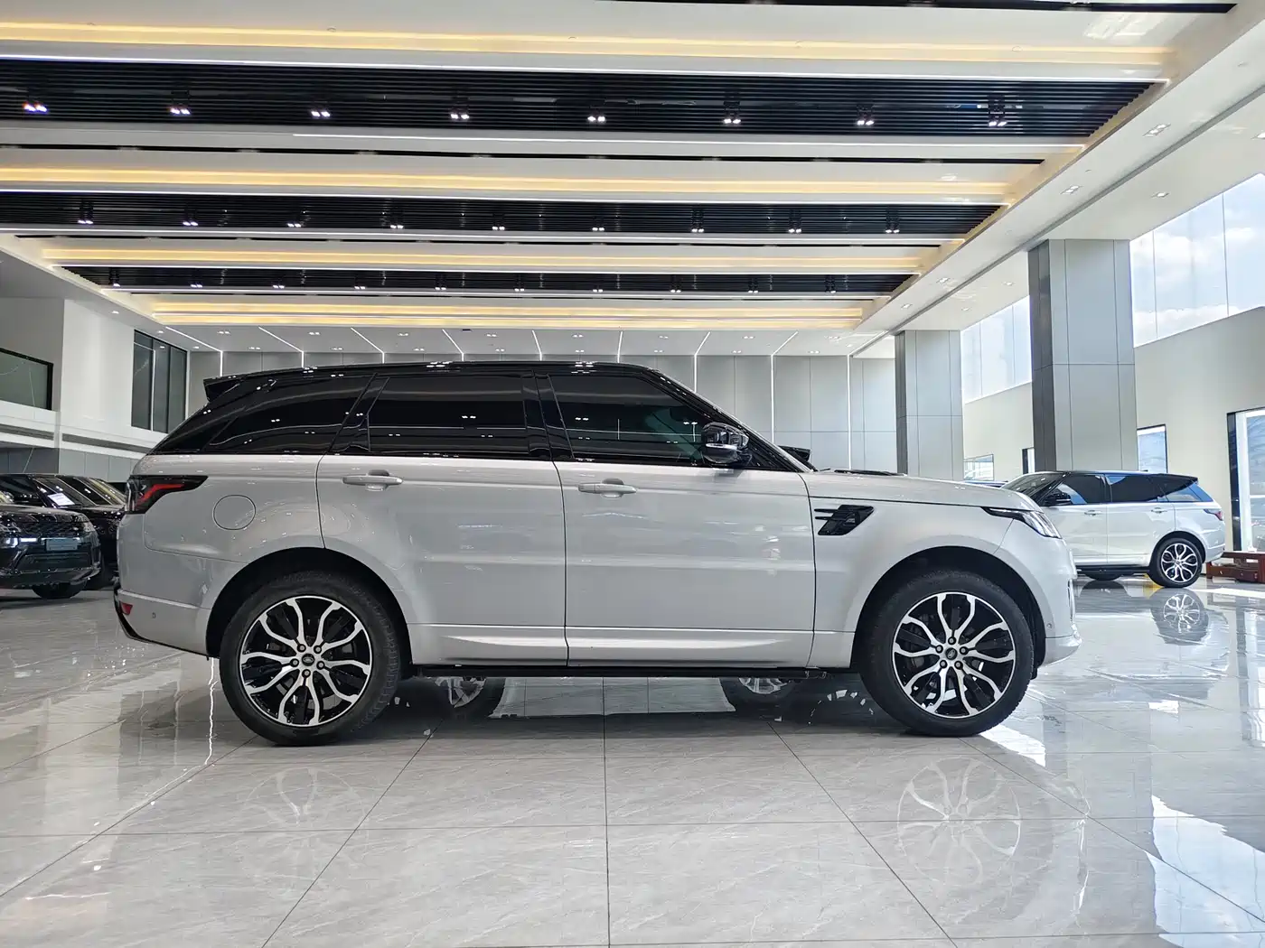 Land Rover Range Rover Sport 2022 3.0 L6 Gloss Black Edition фото 22