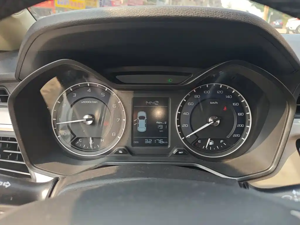 Фото 12 - Geely Vision X3