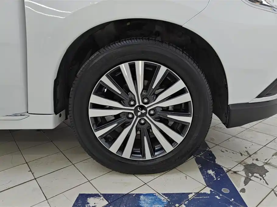 Mitsubishi Outlander 2021 2.4L 4WD Deluxe Edition 7-Seater фото 6