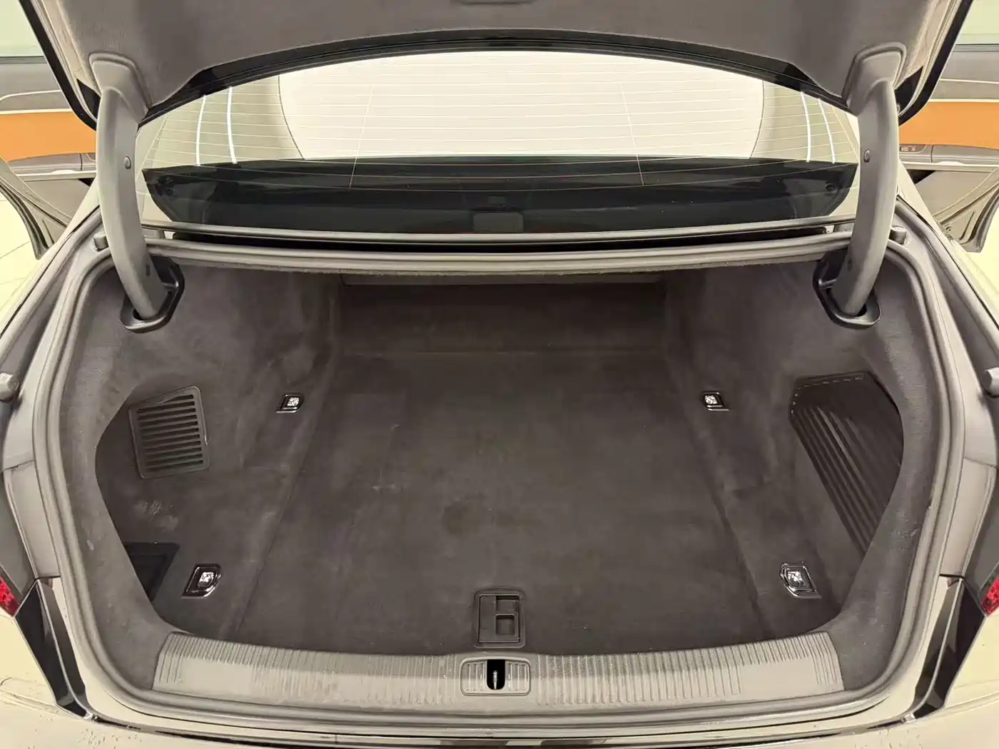 Audi A8 2023 A8L 50 TFSI quattro Exclusive фото 27